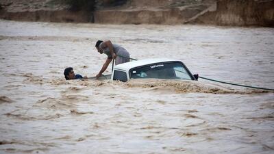 لحظات نجات یک شهروند گرفتار در سیلاب مشهد (فیلم)