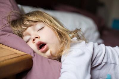 باز ماندن دهان کودکان در خواب می تواند چه مشکلاتی را ایجاد کند ؟!