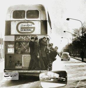 (عکس) سفر به تهران قدیم؛ مردم از اتوبوس‌های دوطبقه در تهران آویزان می‌شوند