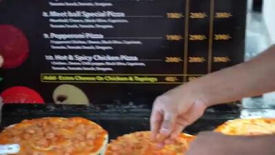 (ویدئو) غذاهای خیابانی در بنگلادش؛ پخت پیتزای کنار خیابان