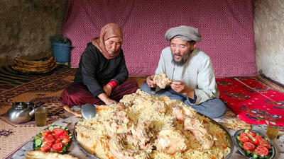 (ویدئو) پخت غذای محلی با مرغ و سبزیجات به روش ویژه زوج غارنشین افغان