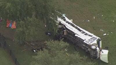تصاویری از واژگونی هولناک اتوبوس در یکی از ایالت‌های آمریکا | ویدئو
