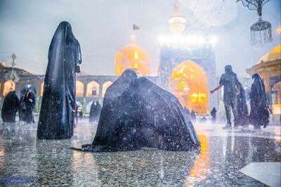 دیدنی‌ترین تصاویر از حال و هوای خاص مردم در حرم امام رضا(ع) زیر بارش شدید باران + تصاویر