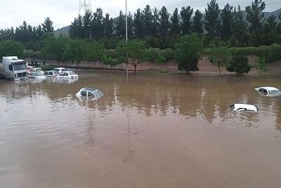دو جنازه در سیلاب پل انقلاب مشهد پیدا شد/ تعداد خودروهای گرفتار مشخص نیست
