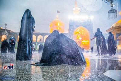 عکس/حال‌وهوای زائران حرم رضوی زیر باران امروز