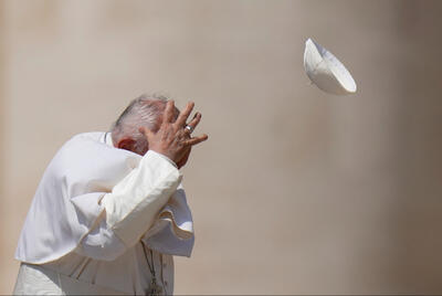 عکس های منتخب جهان،15می   از ترور نخست وزیر اسلواکی تا باد بردن کلاه پاپ
