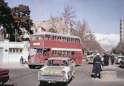 عکس | اتوبوس‌سواری عجیب در تهران؛ ۶۰ سال قبل