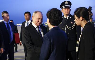 ببینید | واکنش خبرساز تیم امنیتی پوتین و مقام چینی بعد از نزدیکی این دو چهره سیاسی