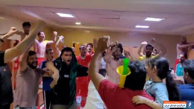 شادی و پایکوبی خیبری‌ها در رختکن - پارس فوتبال | خبرگزاری فوتبال ایران | ParsFootball