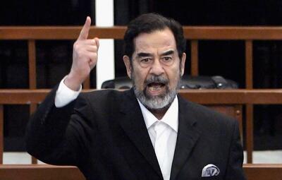 لحظه ای که صدام حسین در دادگاه قاضی را تهدید می کند+فیلم