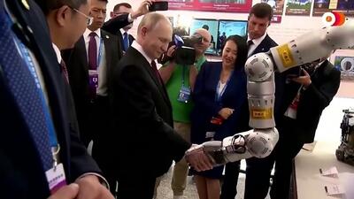دست دادن پوتین با دست رباتیک (فیلم)