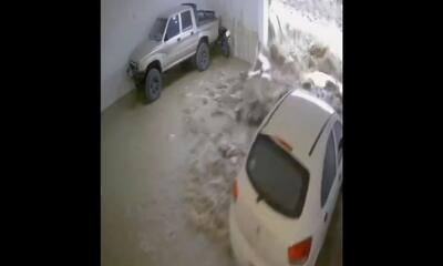 لحظه تخریب دیوار پارکینگ یک خانه در سیل مشهد (فیلم)