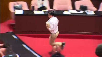 سرقت لایحه در پارلمان تایوان (فیلم)