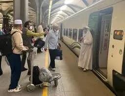زائران حج با قطار سریع السیر به مکه می روند