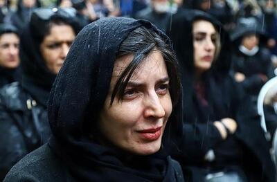 اولین تصاویر از لیلا حاتمی در مراسم تشییع مادرش