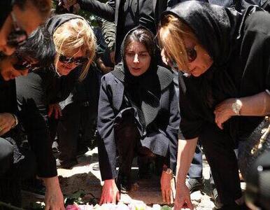 ببینید /  لیلا حاتمی در مراسم خاکسپاری مادرش «زری خوشکام»