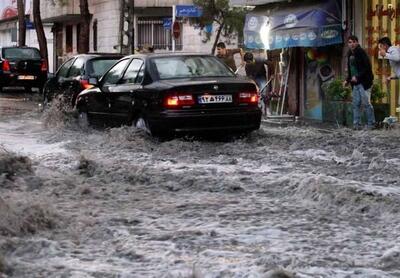 شروع بارش‌های سیل‌آسا و تگرگ در مشهد /  آغاز مجدد سیل در بلوار سیدی مشهد / خودرو‌ها مجددا در سیلاب گرفتار شدند / آغاز محدودیت‌های ترافیکی و آماده باش دستگاه‌های متولی بحران