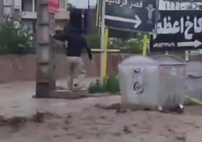 (ویدئو) لحظه ناپدید شدن یک شهروند مشهد در سیلاب