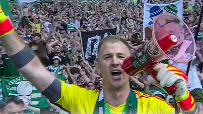 شادی جو هارت و هواداران سلتیک پس از قهرمانی در لیگ اسکاتلند همراه با پرچم فلسطین