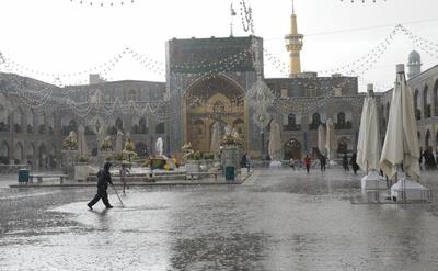 تصاویری از بارش باران‌های سیل‌آسا در حرم امام رضا (ع) + ویدئو
