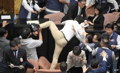 کتک‌کاری در پارلمان تایوان/ قانونگذاری که لایحه‌ را برداشت و گریخت