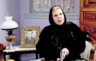 لیلا حاتمی بر سر مزار مادر/ قاب هایی از مراسم تشییع پیکر «زری خوشکام» همسر زنده‌یاد علی حاتمی/ تصاویر
