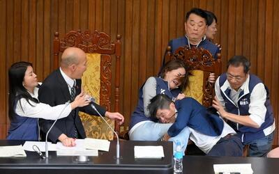 نماینده پارلمان تایوان برگه‌های رأی را ربود و پا به فرار گذاشت!/ ویدئو