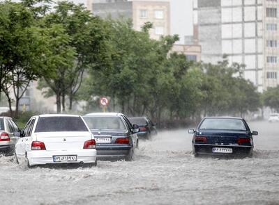 شدت بارش باران در غرب مشهد به اوج خود رسیده است/ مردم در خانه‌ها بمانند/ ویدئو