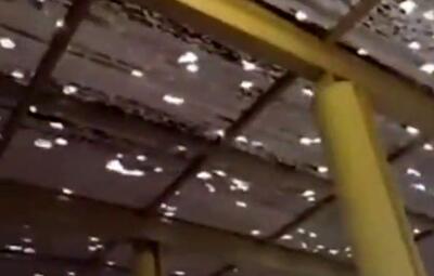 تگرگ امروز سقف ورودی ایستگاه متروی هفده‌شهریور مشهد را سوراخ کرد/ ویدئو