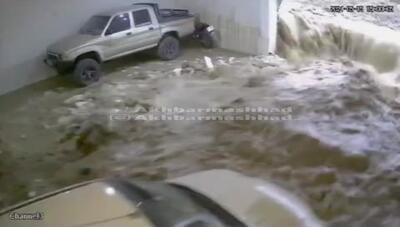 ویدیوی عجیب و هولناک از تخریب دیوار و ورود سیل به یک پارکینک منزل مسکونی در مشهد!