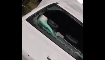 شکسته شدن شیشه خودرو در اثر تگرگ امروز مشهد