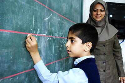 حضور اتباع افغان در جمع معلمان مدارس ایران | روزنو