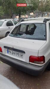 شکستن شیشه خودروها بر اثر بارش تگرگ در مشهد