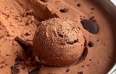طرز تهیه بستنی شکلاتی | بدون یخ زدگی و ثعلب مثل بازار بستنی خوشمزه درست کن