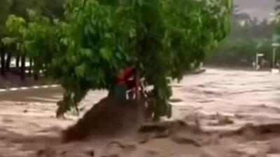 دیروز مشهدی ها با تشکیل زنجیره انسانی پاکبان گرفتار در سیلاب را نجات دادند