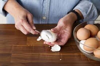 سریع‌ترین روش جدا کردن پوست تخم مرغِ آب‌پز