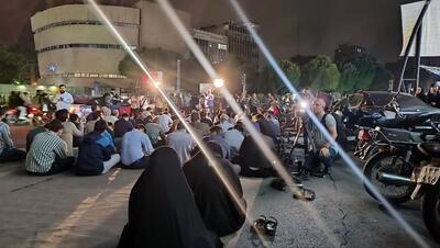 تصویری از تجمع شبانه مردم در میدان ولیعصر
