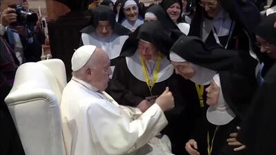 (ویدئو) راهبه‌ها دور پاپ حلقه زدند و دستش را بوسیدند
