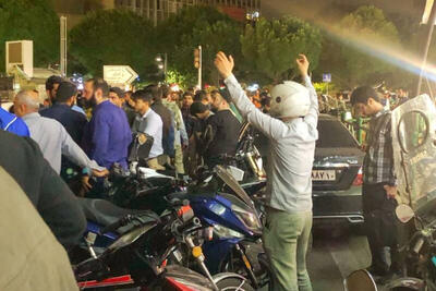 تجمع و توسل برای سلامتی رئیس‌جمهور و‌ همراهان در میدان ولیعصرِ تهران + فیلم