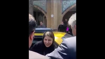 ویدیویی از لحظه خروج لیلا حاتمی از مراسم خاکسپاری مادرش زری خوشکام