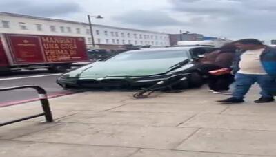 ویدیوی از تصادف عجیب خودروی BMW لوکس درپیاده‌رو و برخورد با سطل زباله و دوچرخه!