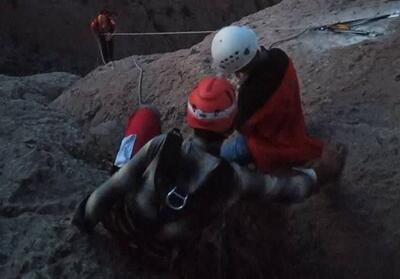نجات دو نوجوان گرفتار در ارتفاعات قاین پس از 11 ساعت - تسنیم