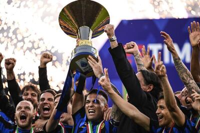 جشن قهرمانی اینتر: جام در دست کاپیتان لائوتارو