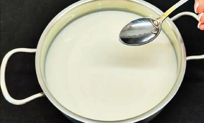طرز تهیه ساده پنیر خامه ای با 2 لیتر شیر در خانه (فیلم)