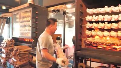 (ویدئو) غذای خیابانی در سئول کره جنوبی؛ پخت 800 مرغ کبابی هیزمی