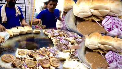 (ویدئو) غذای خیابانی در پاکستان؛ پخت برگر متفاوت با تخم مرغ در کراچی