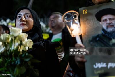 (تصاویر) مردم اندونزی برای رئیس جمهور ایران شمع روشن کردند