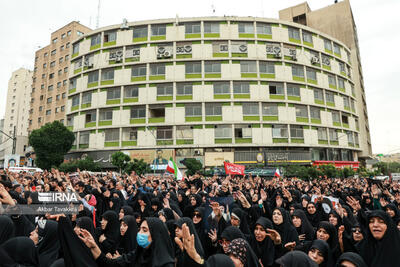 تصاویر: تجمع مردم تهران در سوگ شهدای خدمت - میدان ولیعصر (عج)