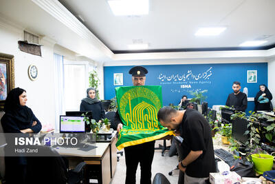 پرچم متبرک حرم رضوی در خبرگزاری ایسنا