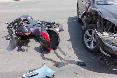 ببینید | لحظه دلخراش تصادف شدید موتورسوار حین حرکات نمایشی وسط خیابان